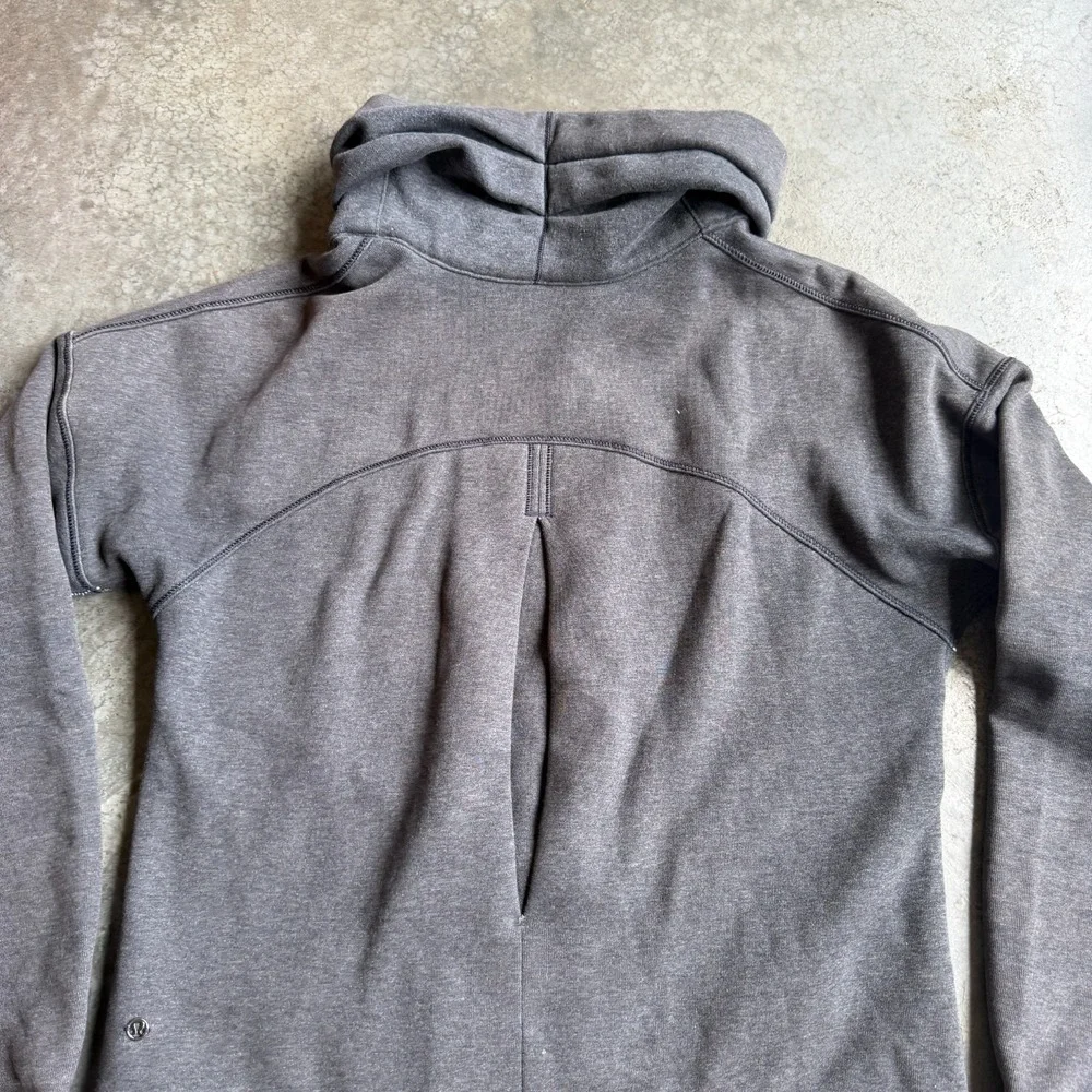 Lululemon Hug it Out Jacket Charcoal Gray Activewear Womens 18x22 Yoga Training